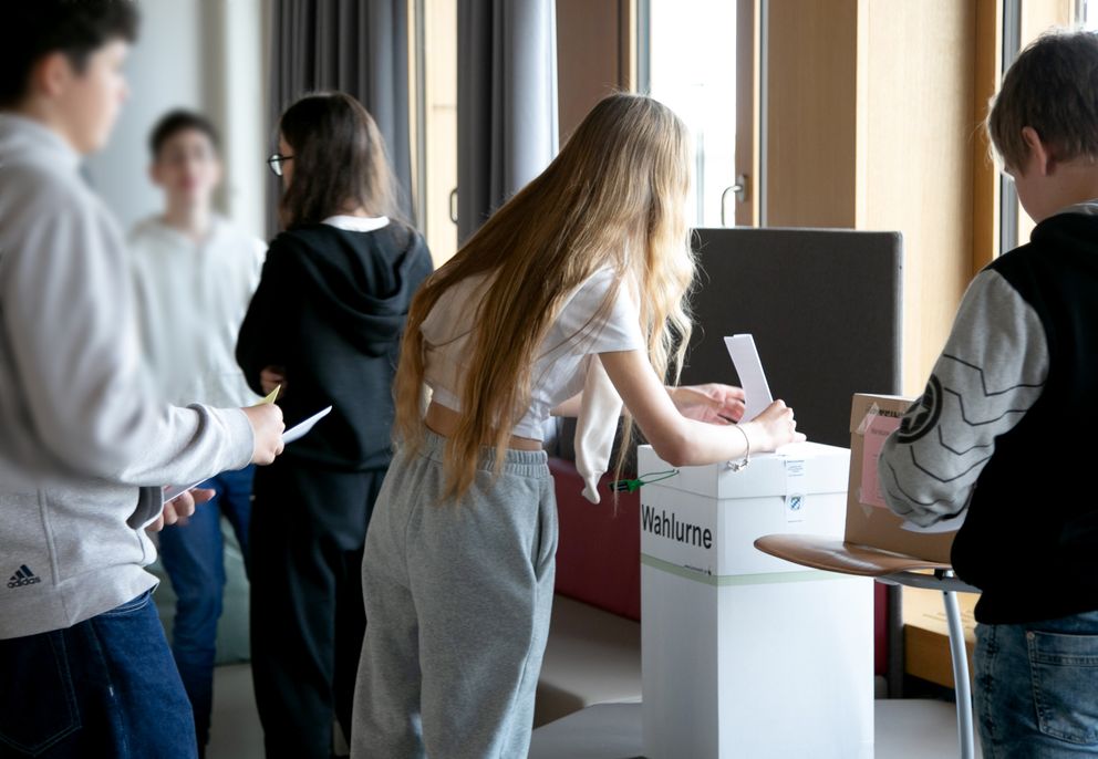 Schülerinnen und Schüler bei Urnengang