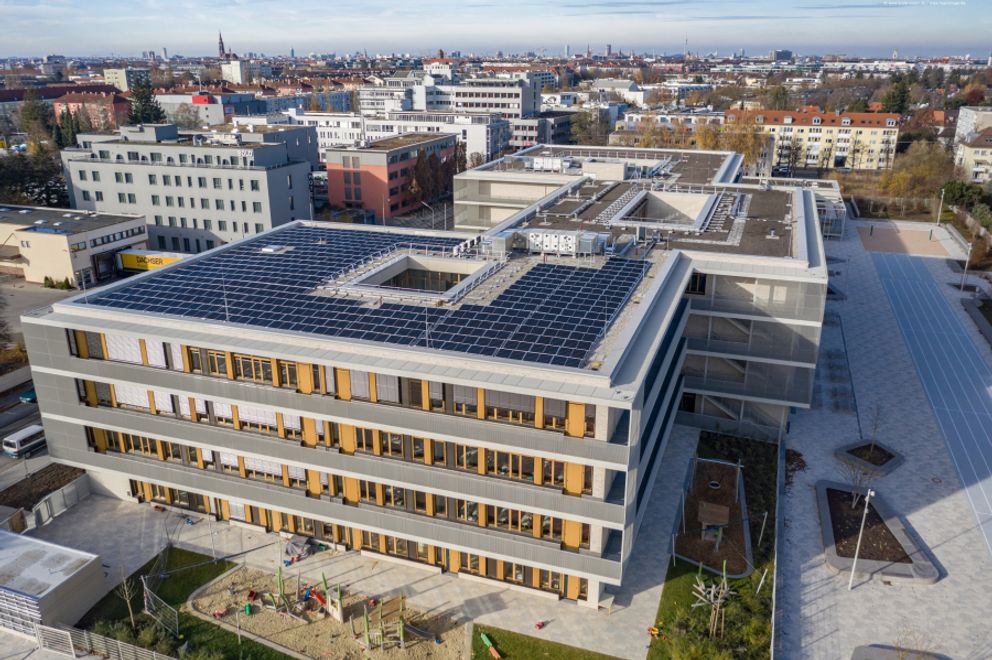 Luftansicht des Schulgebäudes der Marieluise-Fleißer-Realschule