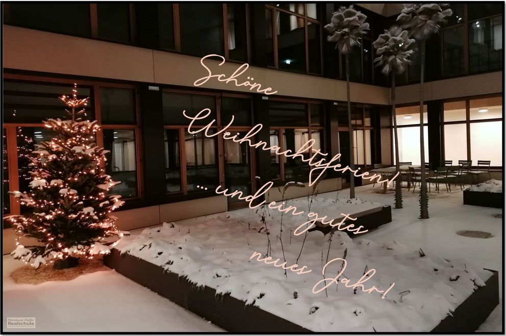Innenhof der Marieluise-Fleißer-Realschule mit Weihnachtsbaum